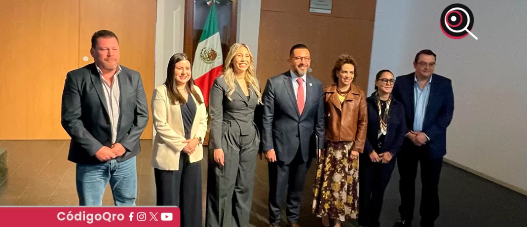 El titular de la Secretaría de Gobierno estatal, Carlos Alcaraz, entregó a la Oficialía de Partes del Congreso local la iniciativa para regular el acceso a redes sociales en menores de edad y tipificar el delito de “grooming”. Foto: Berenice Santos