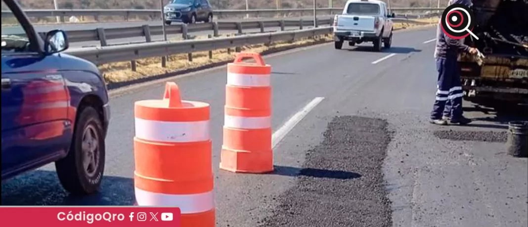 La Secretaría de Obras Públicas de Corregidora realiza trabajos de mantenimiento en la carpeta asfáltica del Libramiento Sur / Foto: Cortesía