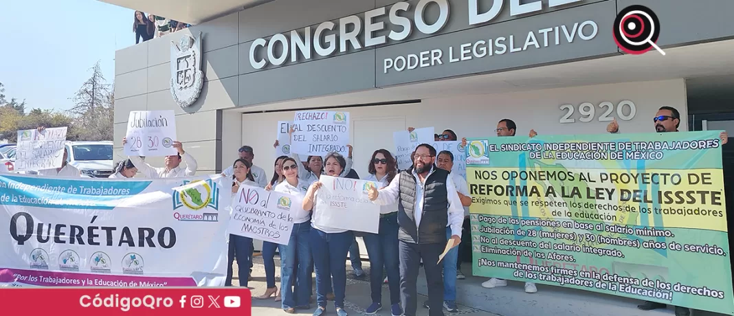 SITEM protestó en el Congreso local contra la reforma al ISSSTE; argumentaron afectaciones al sector con el aumento de descuentos al sueldo base de los trabajadores, el aumento de edad para la jubilación y la eliminación de afores. Foto: Berenice Santos