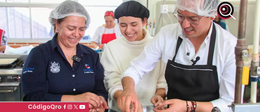 El alcalde de Corregidora, Josué Guerrero, convivió con alumnas del taller de galletería de la Secretaría de la Mujer municipal, en donde escuchó sus inquietudes. Foto: Especial