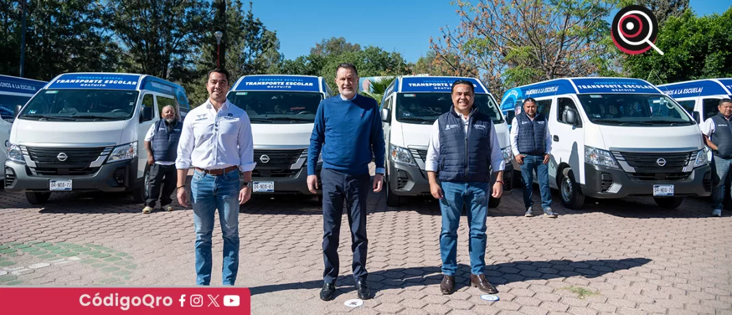 En beneficio de más de mil estudiantes de 84 comunidades, en los niveles de educación básica, media superior y superior, el gobernador Mauricio Kuri entregó nuevas unidades de transporte escolar. Foto: Especial