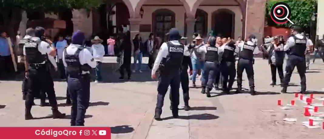 Comerciantes de artesanías agredieron a personal del municipio de Querétaro. Foto: Especial