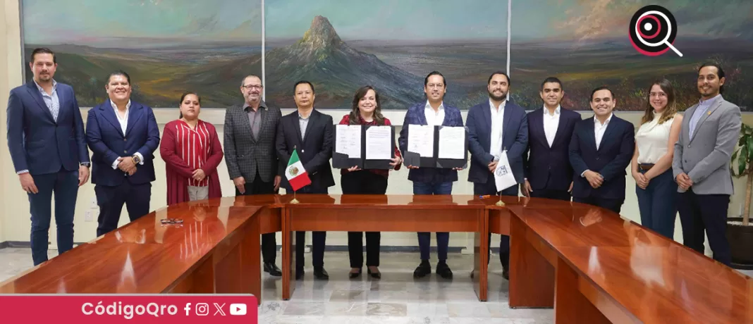 El alcalde de Corregidora, Josué Guerrero y la rectora de la UAQ, Silvia Amaya, firmaron un convenio de colaboración para garantizar becas y apoyos a los jóvenes en el municipio. Foto: Especial