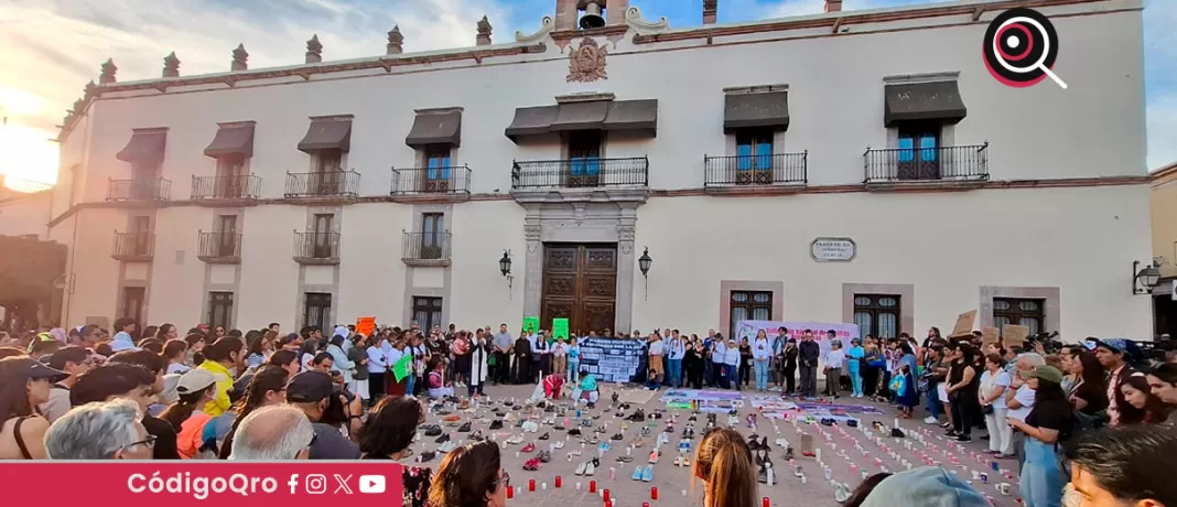 Familiares de personas desaparecidas, colectivos de búsqueda y activistas encabezaron la jornada de luto nacional en memoria de las víctimas de Teuchitlán, Jalisco. Foto: Mauricio Hernández