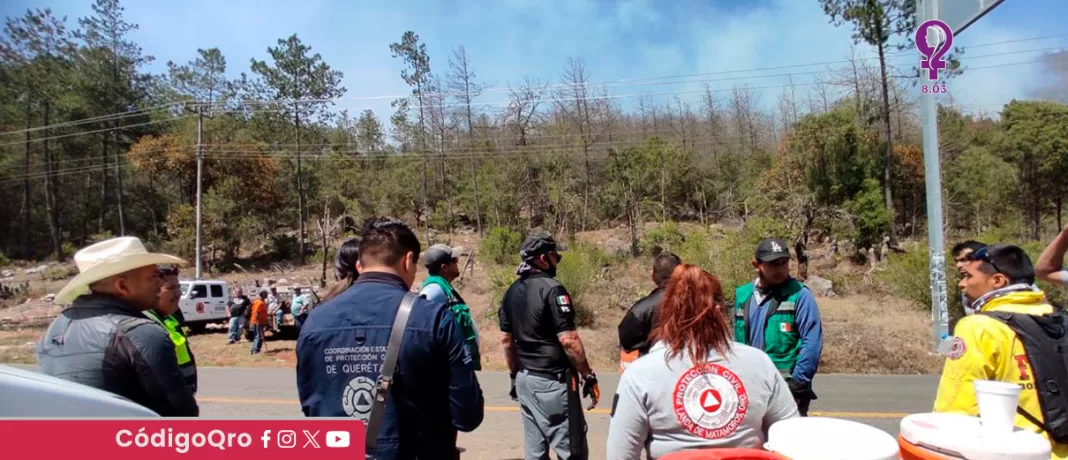 Autoridades atienden un incendio registrado en una zona cerril de la comunidad El Madroño, en el municipio de Landa de Matamoros; al momento, no se tiene registro de personas lesionadas ni evacuadas. Foto: Especial