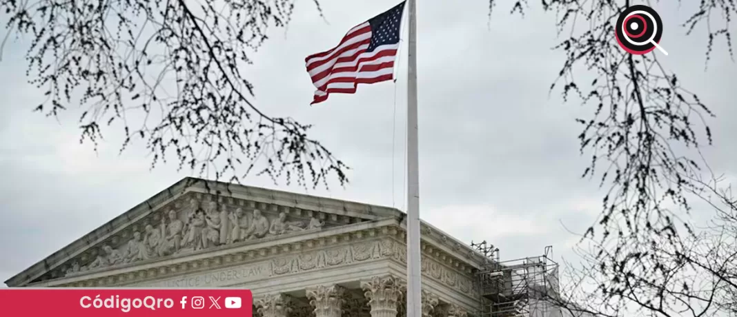 Un juez federal bloqueó temporalmente el uso de la Ley de Enemigos Extranjeros invocada por el presidente de EUA, Donald Trump; la legislación busca acelerar las deportaciones contra la banda criminal Tren de Agua. Foto: Especial