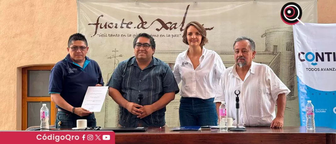 La titular de la Secretaría de Cultura estatal, Ana Paola López Birlain, le entregó a Hugo Márquez Ramos el nombramiento oficial como nuevo director del Museo Histórico de la Sierra Gorda. Foto: Especial