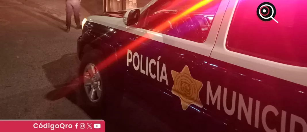 La SSPMQ informó sobre la detención del conductor de una unidad de transporte público que volcó en un dren pluvial sobre avenida Revolución / Foto: Cortesía